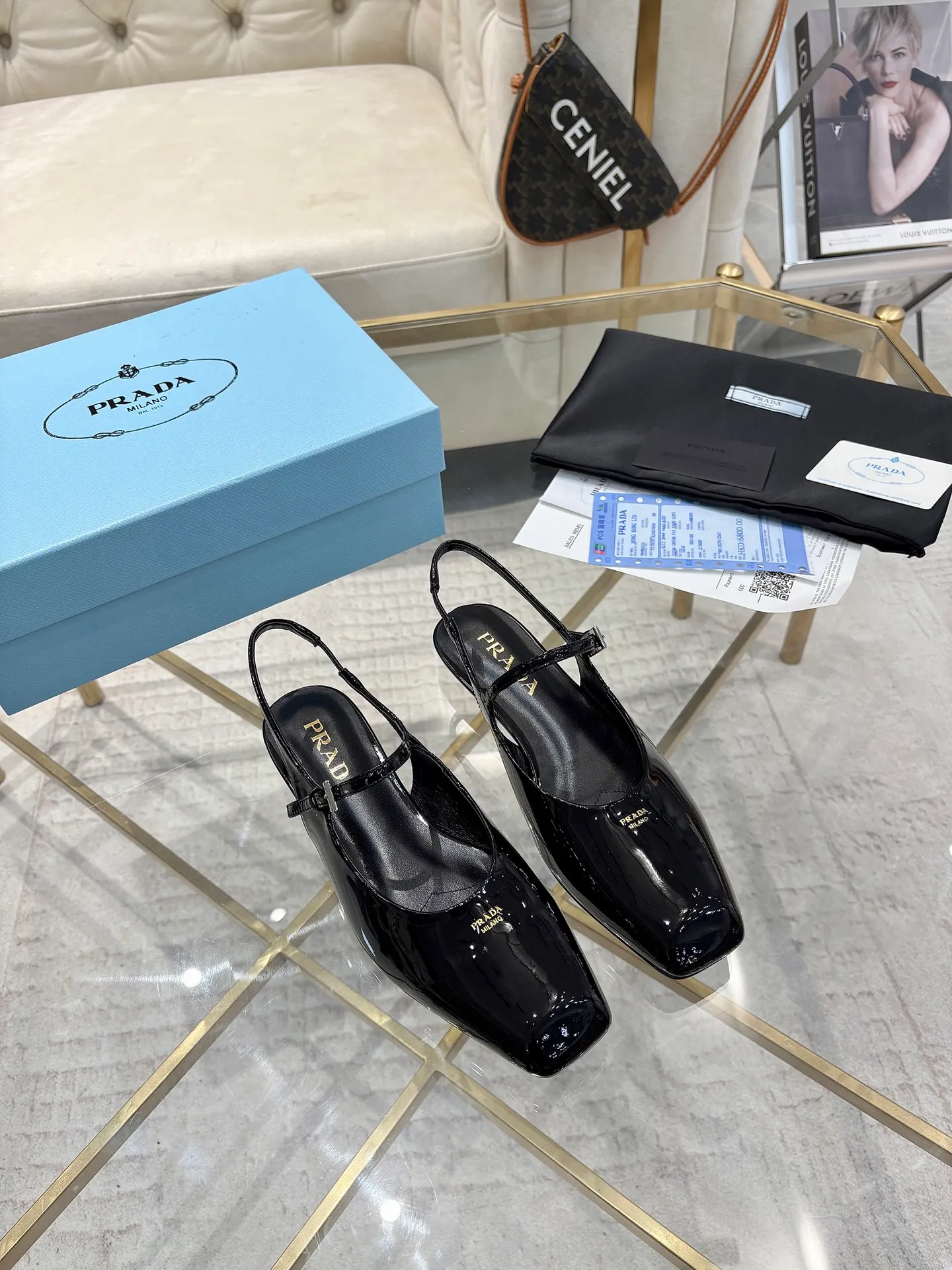 👟👟Ex-factory price 560👟👟 (imitation leather bottom-20) New arrival 👉Ready stock👈Remove the original board and make a 1:1 replica‼ ️ The highest version of Prada's early spring catwalk hot style 😘The latest spring style Retro Mary Jane series Genuine leather sole Simulated leather sole A must-have for goddesses Super comfortable on the feet to reduce age 👉The upper is made of imported cowhide leather Comfortable small square toe Retro and playful Lining + foot pads Imported sheepskin lining Breathable and comfortable (1.5 high small insert heel) Duplicate private molded buckles (all original logos) Code number 35M-39M (34 40 41 42 customized, non-refundable and non-exchangeable)✅